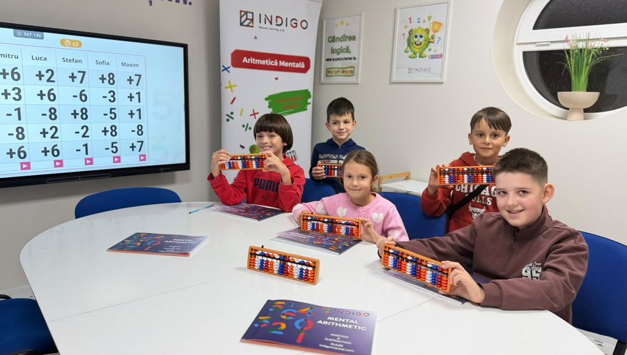 Copii zâmbitori cu abacul la cursul Indigo