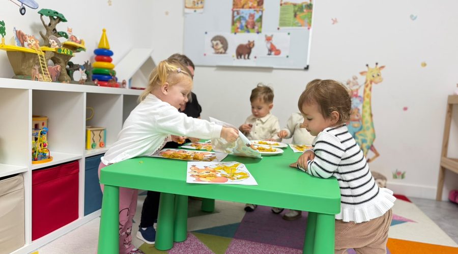 Copii care se joacă împreună la programul „3 ore magice”
