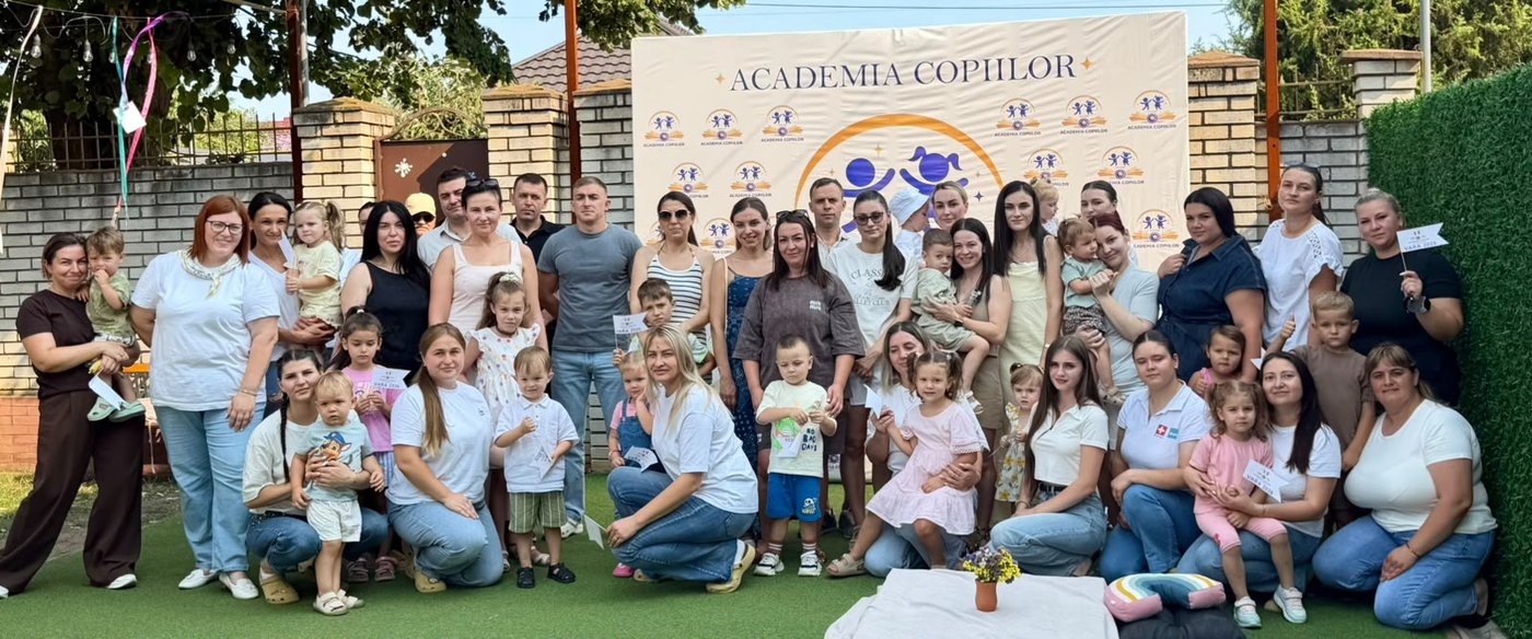 Părinți, copii și echipa Academiei Copiilor, împreună în curtea Academiei