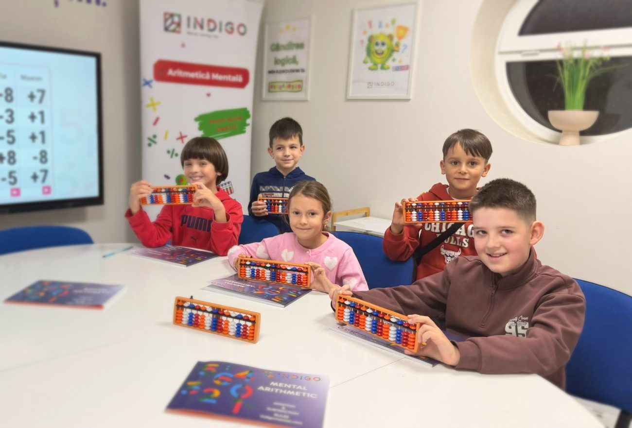 Copii Indigo zâmbitori, cu abacul, la lecția de aritmetică mentală