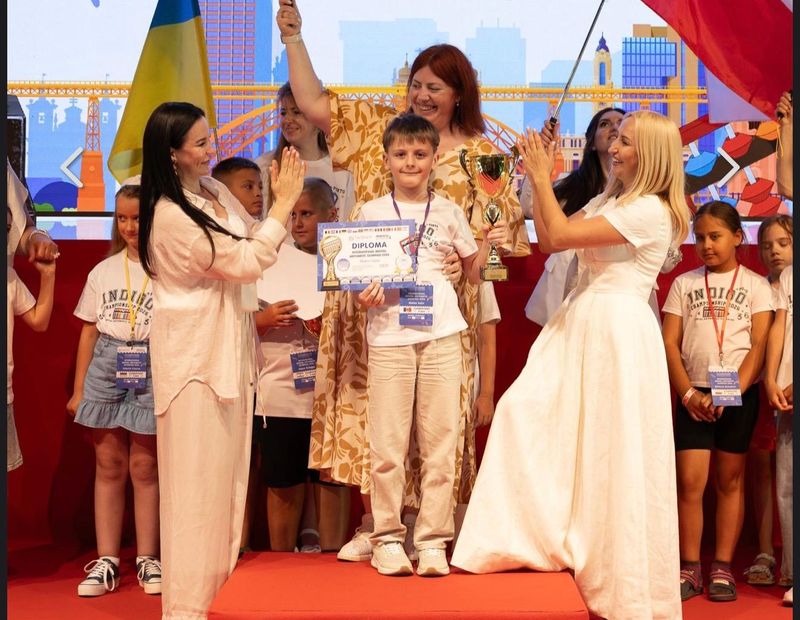 Elev Indigo pe podium cu cupa și diploma la Olimpiada Internațională de Aritmetică Mentală 2026