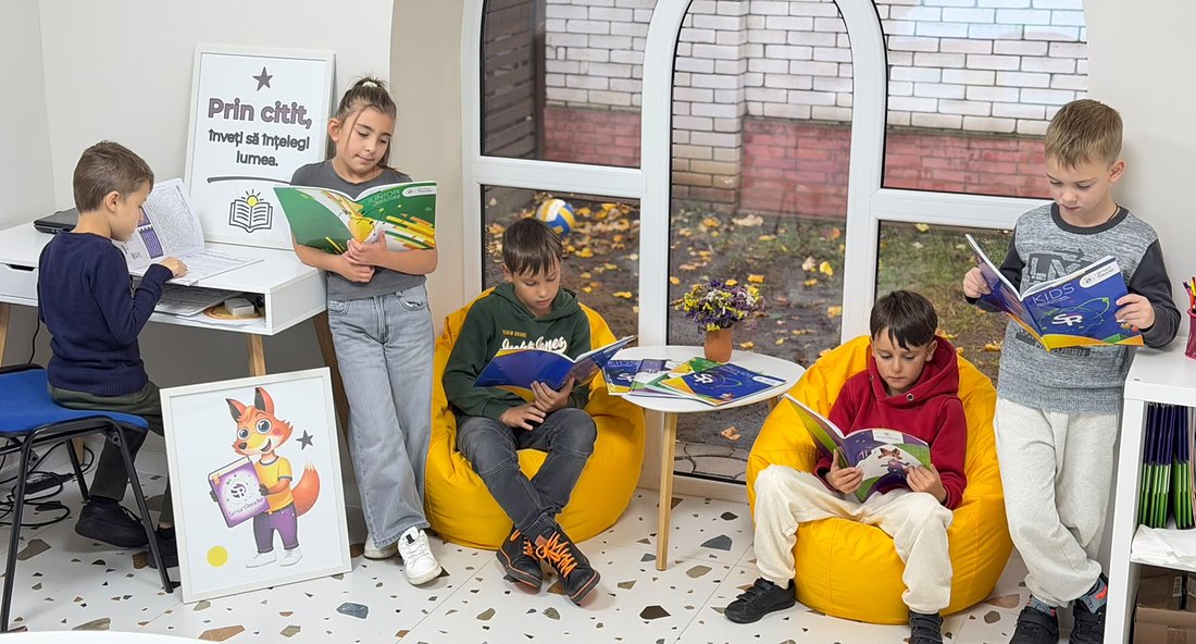 Cinci copii care citesc cărți Smart Reader în colțul de lectură